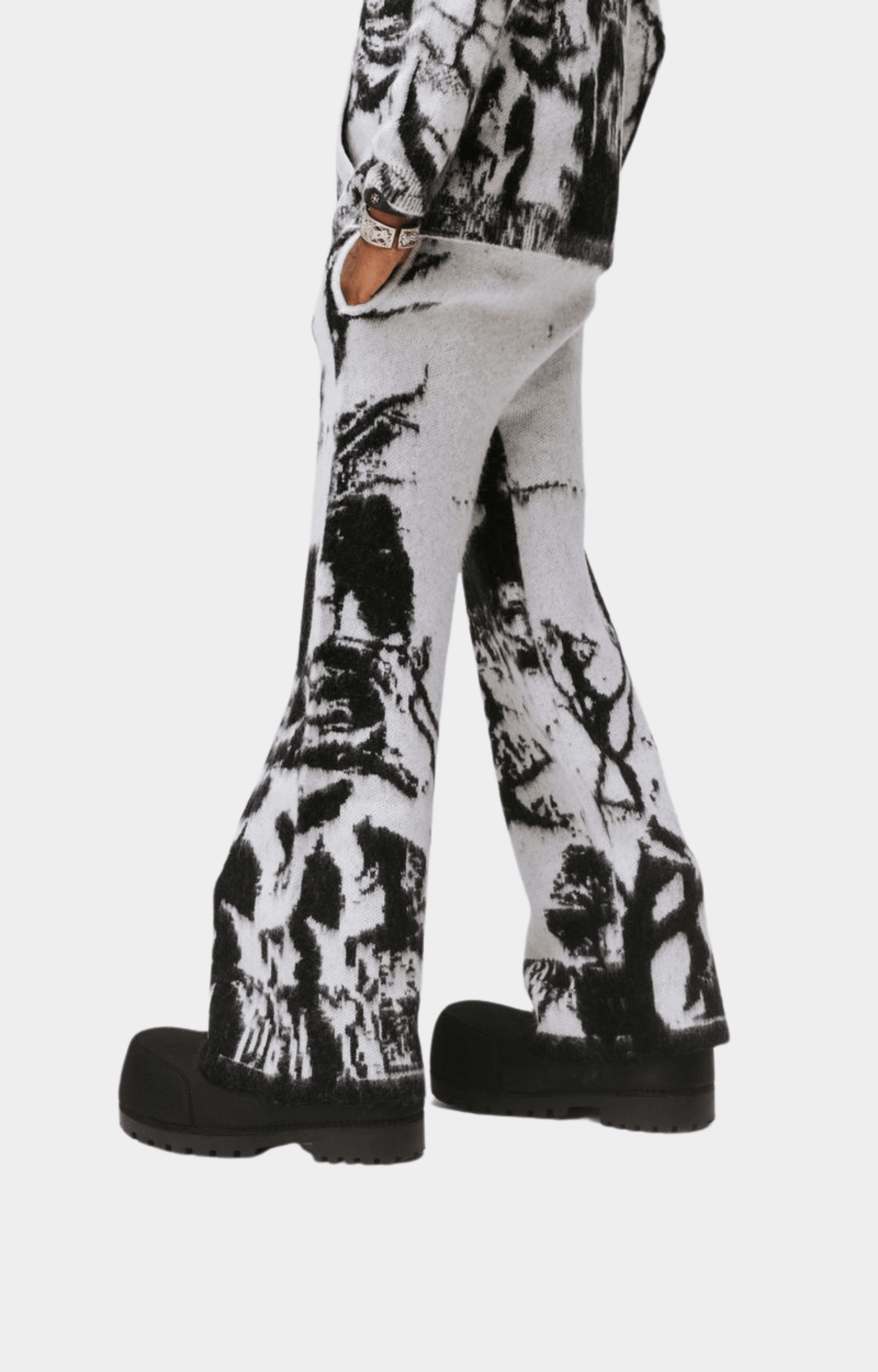 Essence Graveyard Mohair Sweatpants - White/Black