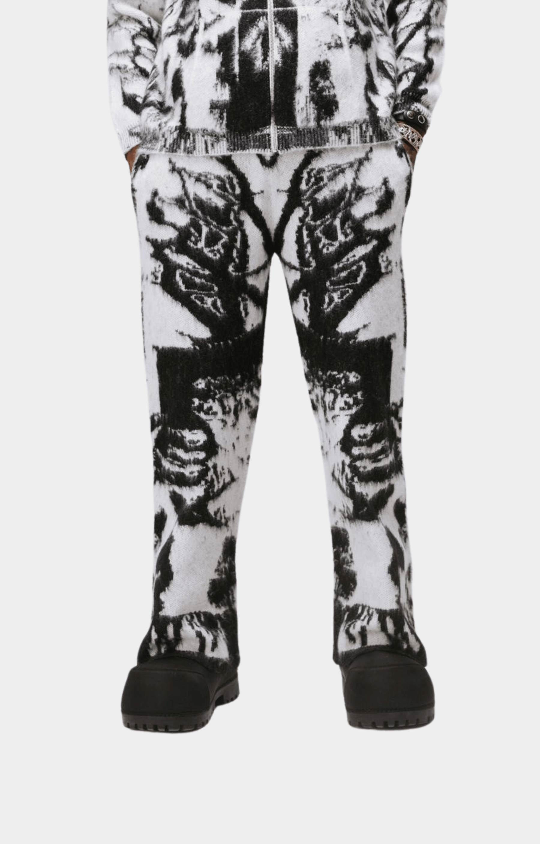 Essence Graveyard Mohair Sweatpants - White/Black
