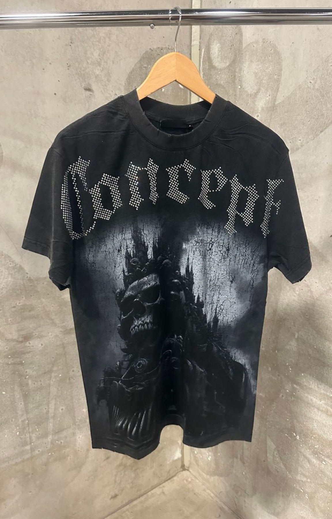 Concept MidNight Tee Black – Close-Up of Skull Train Artwork.