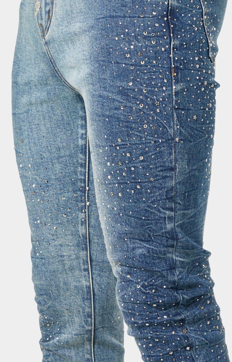Close-up Studs:
Detailed shot of silver studs and textured acid wash on GUAPI skinny jeans.