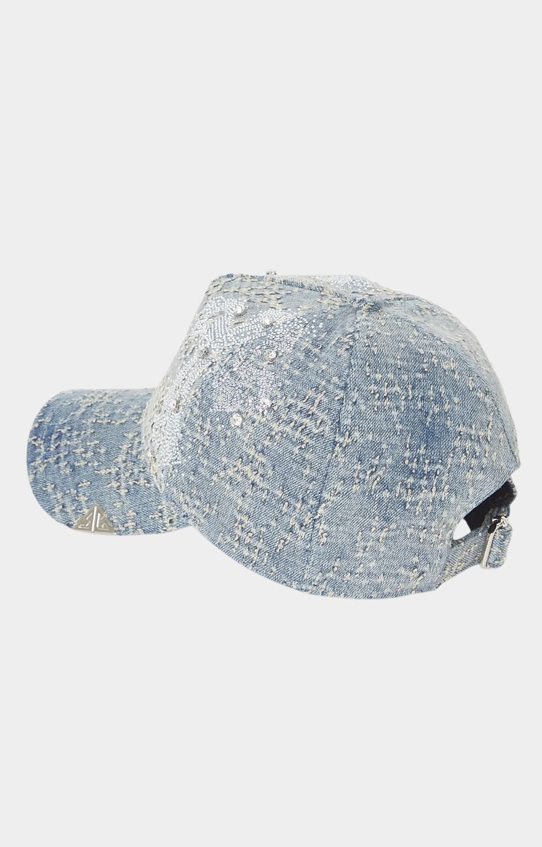 Adjustable metal buckle strap detail on GUAPI cap.