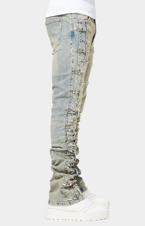 Side seam with full length clasp hardware on GUAPI jeans.