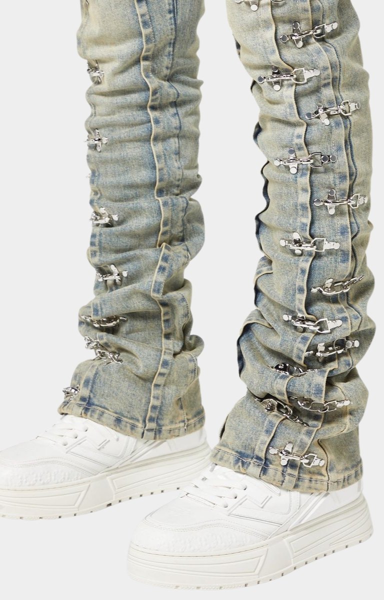 Slim stacked fit silhouette on GUAPI aviation clasp denim.