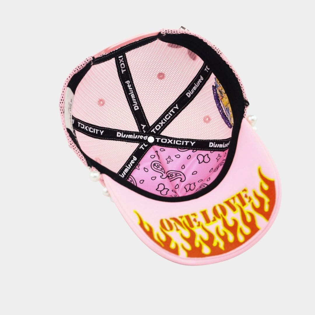 TOXICITY×DISMISSED メッシュキャップ ピンク サイドパッチ Toxicity TROUBLE IN PARADISE Trucker Hat – Pink | TOXICITY x